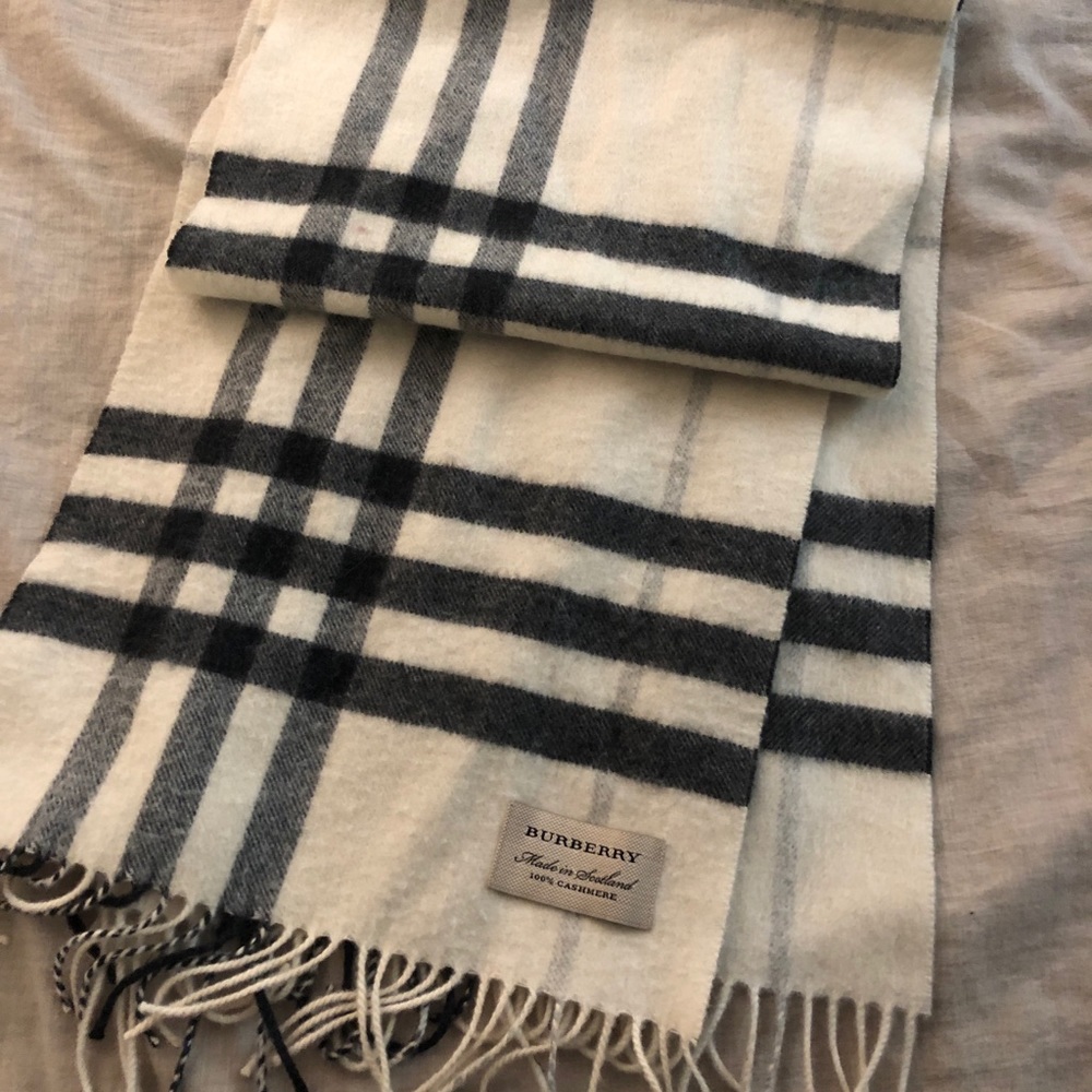BURBERRY SCARF - PERFECT CONDITION